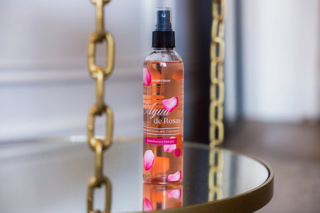 5 formas de usar agua de rosas para una piel más luminosa y calmada