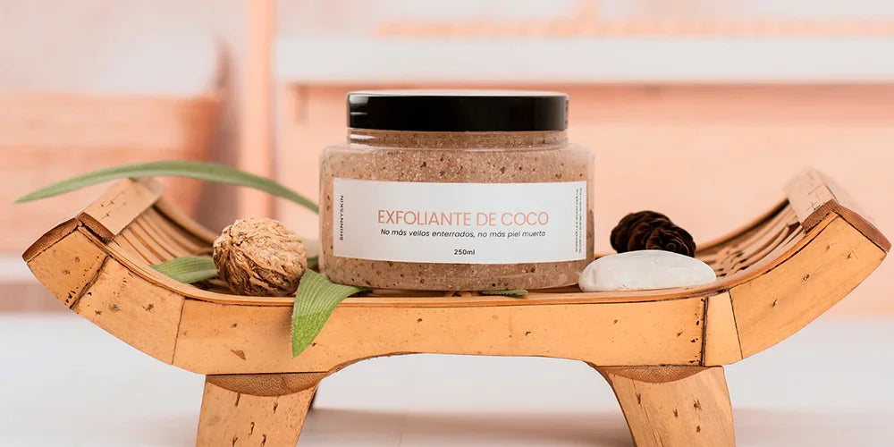 Disfruta de una piel renovada con el exfoliante de coco ShinySkin, perfecto para antes de la depilación
