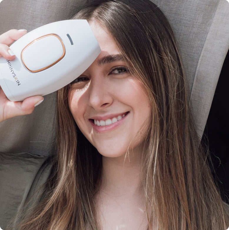 Cliente satisfecha mostrando resultados de su depilación IPL