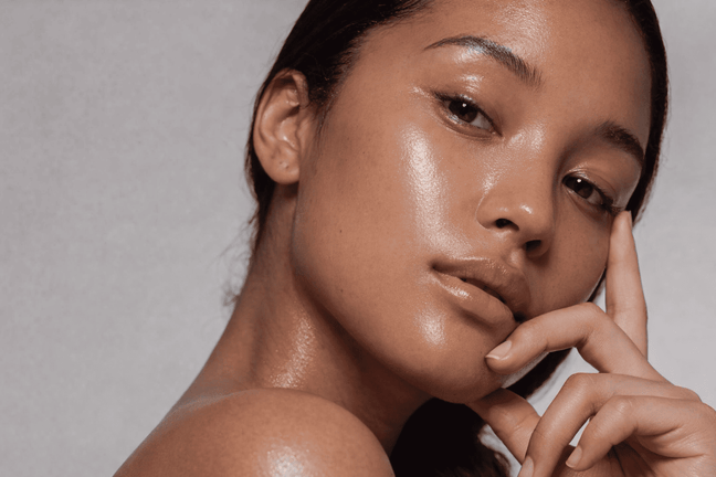 Rostro con efecto Glass Skin: piel luminosa, uniforme y saludable tras rutina de dermaplaning y hieloterapia