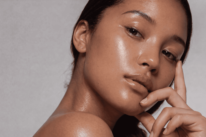 Rostro con efecto Glass Skin: piel luminosa, uniforme y saludable tras rutina de dermaplaning y hieloterapia