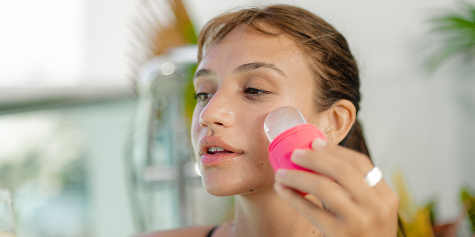 Persona aplicando hieloterapia facial con molde de hielo para desinflamar y revitalizar la piel