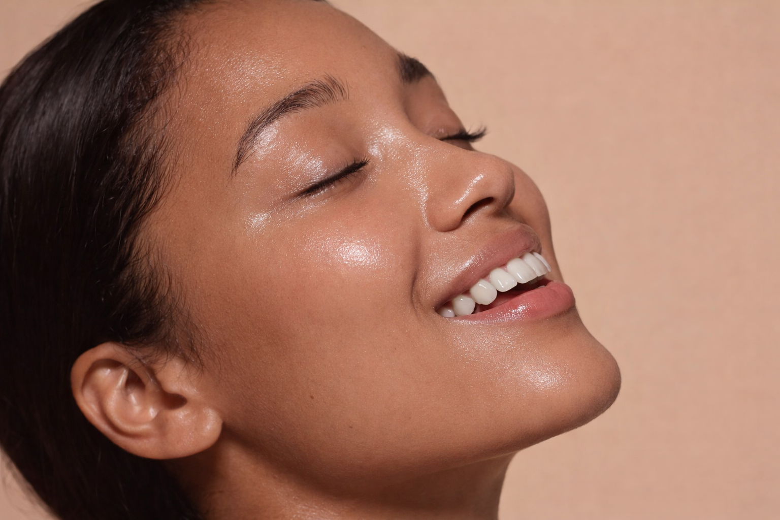 Piel luminosa y uniforme con efecto Glass Skin tras rutina de dermaplaning y hieloterapia facial